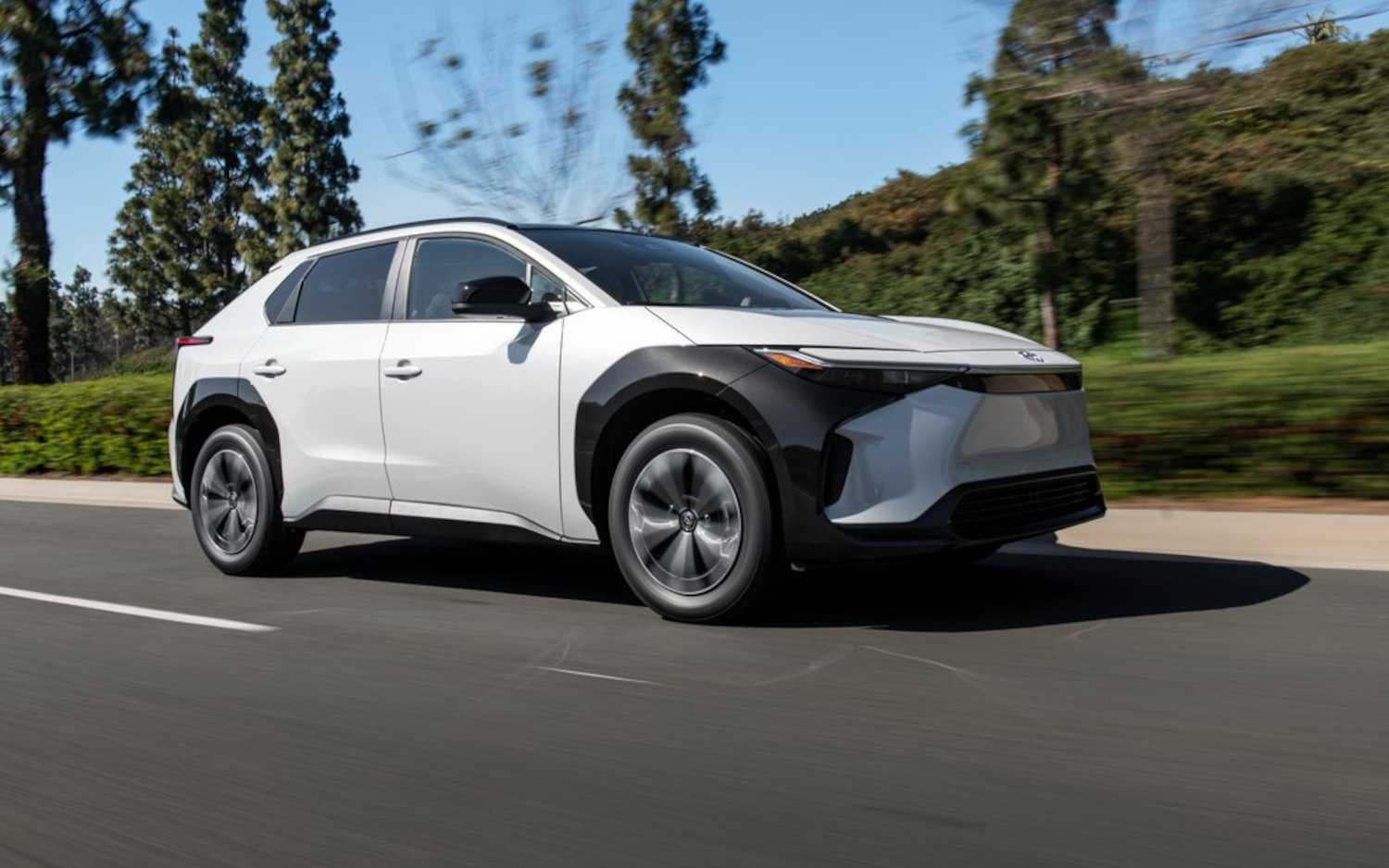 Toyota bZ4X XLE FWD 2023 | SUV Drive